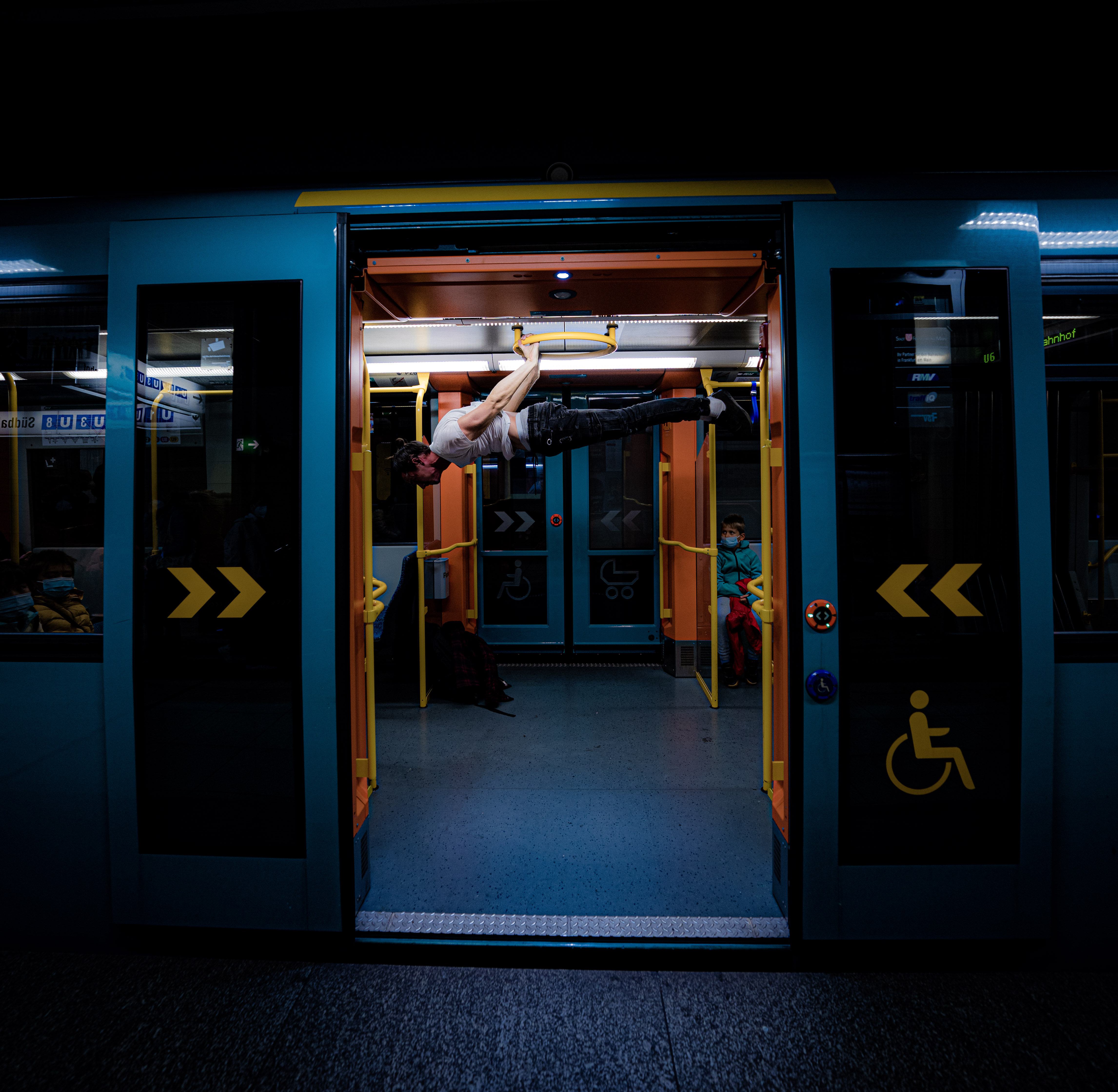 Robert beim Calisthenics Training in der U-Bahn